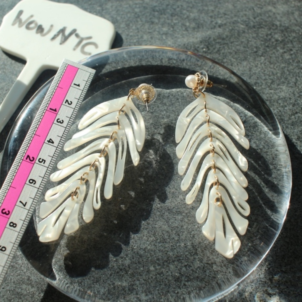 RESTOCKED🌸 Leaf leaves fun long Acrylic earrings - Picture 5 of 8